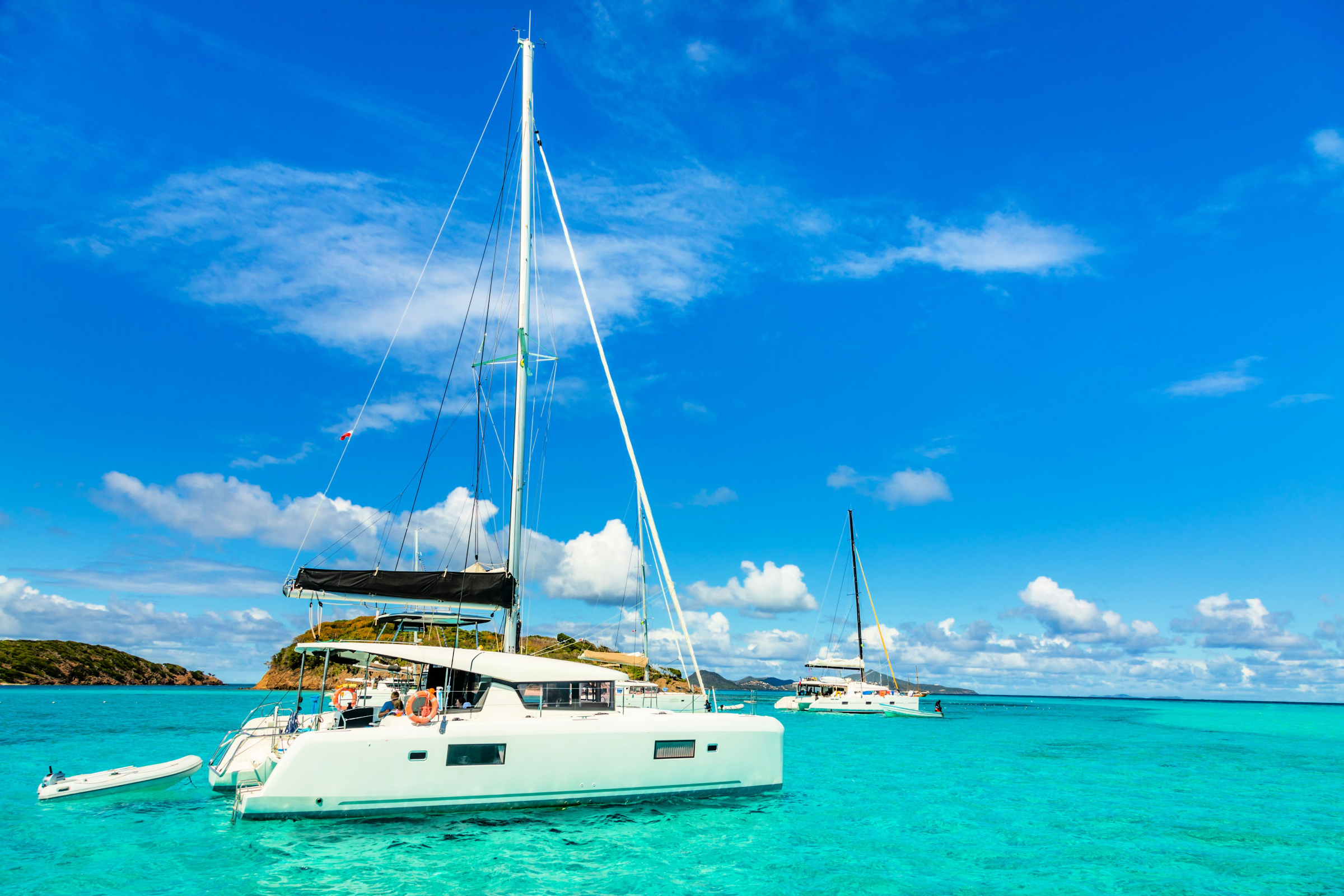 Go Sailing With a Luxury Catamaran or Yacht